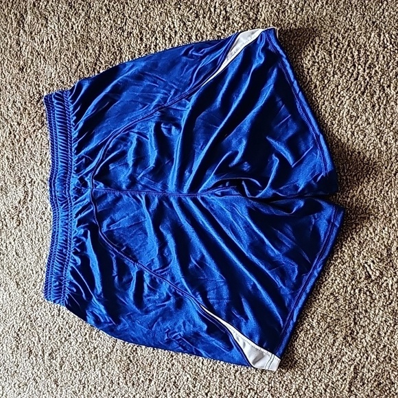 Women's Under Armour 6 inch Basketball Short - Picture 6 of 7